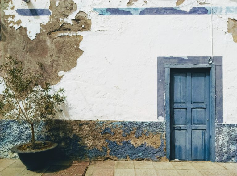 porte bleue et mur abimé